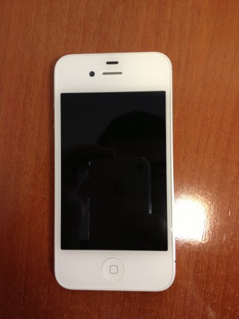 hola lo vendo,es de 16 gb,blanco,de movistar,de funcionamiento va perfecto,tiene caja y accesorios,incluso 00