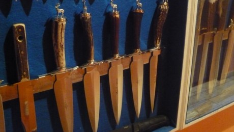 hola,aqui os muestro unos cuchillos muela de la serie iberica,es una serie ya descatalogada.muestra a 10