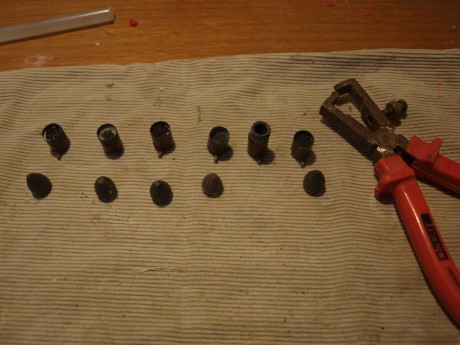 Hola, recientemente ha entrado en mi vitrina-expositora un precioso revolver lefaucheux con sus 6 balazas.

El 20