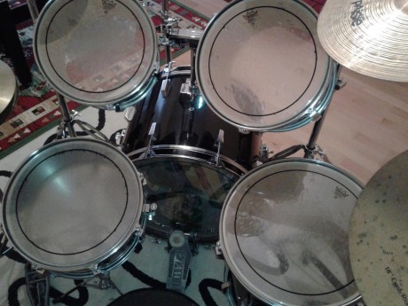 Pues lo dicho, vendo mi bateria marca TAMA por no utilizarla y es una pena que nadie la haga sonar, su 00