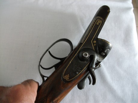Hola, quisiera saber si alguien me puede informar sobre la marca de una escopeta y su antigüedad. El antiguo 01