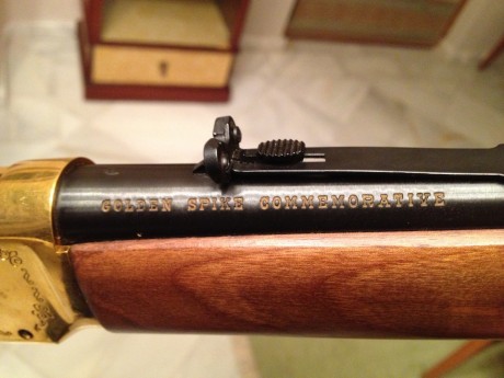 Pues eso que me han regalado este arma en el calibre 30-30 con toda su documentación de edición limitada 61