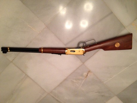 Pues eso que me han regalado este arma en el calibre 30-30 con toda su documentación de edición limitada 60