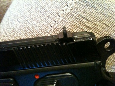 Hola tengo mi cz 75 con alza que por lo visto su anterior dueño la pego con algun pegamento o cola y me 00
