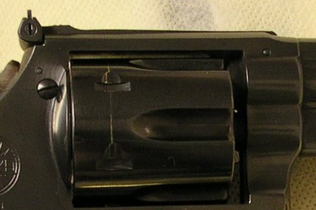 buenas.
hace poquito compre un revolver astra mach de 6"

tengo un problema y es que dejando el alza 60