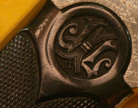 Buenas tardes:¿Alguien me puede decir a que fabricante corresponden las iniciales de las cachas de este 90