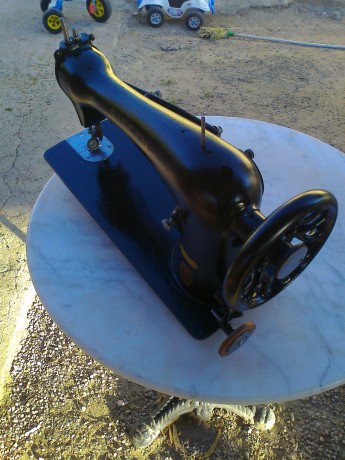 Vendo cabeza de máquina de coser antigua para decoración. Interesados pónganse en contacto conmigo por 02