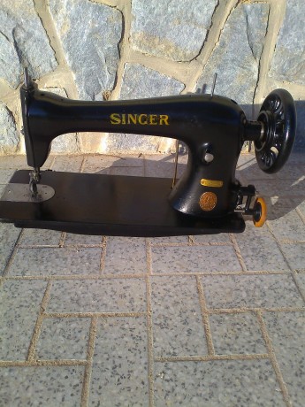 Vendo cabeza de máquina de coser antigua para decoración. Interesados pónganse en contacto conmigo por 01