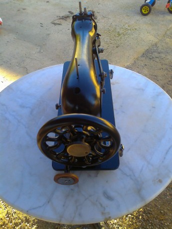 Vendo cabeza de máquina de coser antigua para decoración. Interesados pónganse en contacto conmigo por 00