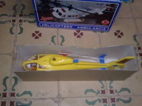 Vendo o cambio por militaria o armas los siguientes juguetes de sanchis de los años 70/80:

Porche fricción 111