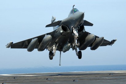 Mi avión de combate favorito es el F-22 RAPTOR; aunque tampoco me disguta nada el F-18 HORNET. Si les 02