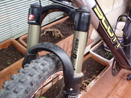 Vendo esta pepino de biciclita MTB de doble suspensión de la poderosa marca SCOTT modelo GENIUS MC-50

Posee 12