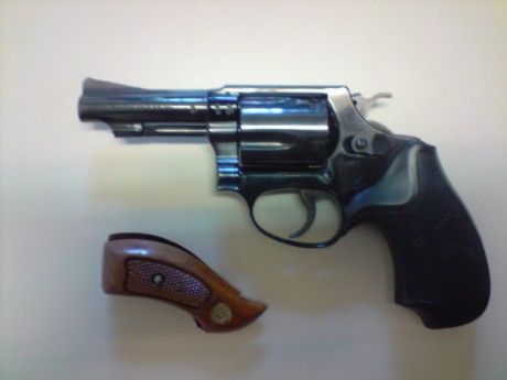 Buenas tardes:

Un amigo me pide que le ponga a la venta este revolver, es un Smith & Wesson,armazón 02
