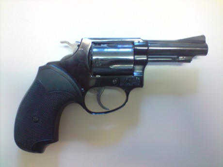 Buenas tardes:

Un amigo me pide que le ponga a la venta este revolver, es un Smith & Wesson,armazón 01