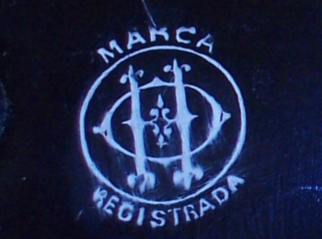 Buenas tardes:¿Alguien me puede decir a que fabricante corresponden las iniciales de las cachas de este 41