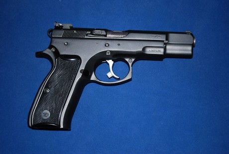 Hola amigos! ya que se muestran tantas armas buenas creo que a los propietarios de una cz 75 se nos tendría 90