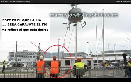 Hay varios tipos mirando la maniobra del helicoptero y ninguno se da cuenta del cable que debe ser como 70
