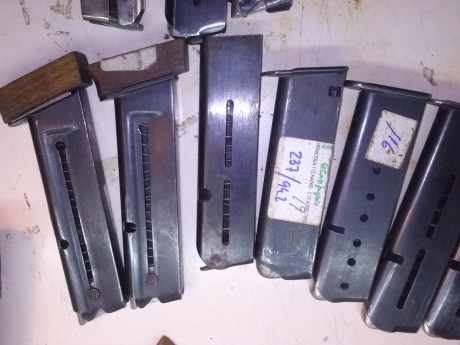 Hola chicos!
arreglando el cuarto trastero de mi padre me he encontrado unos cargadores de pistola de 21