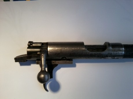 Es lo más parecido a un mauser, seguro de bandera de tres posiciones, monta al abrir, nuez, fiador y aguja 02