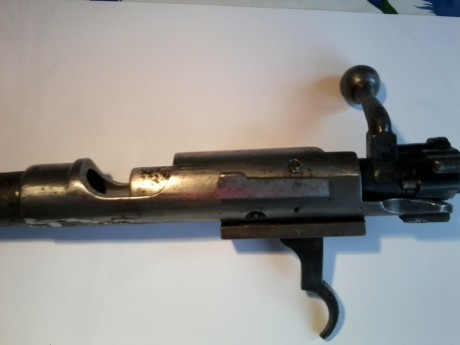 Es lo más parecido a un mauser, seguro de bandera de tres posiciones, monta al abrir, nuez, fiador y aguja 01