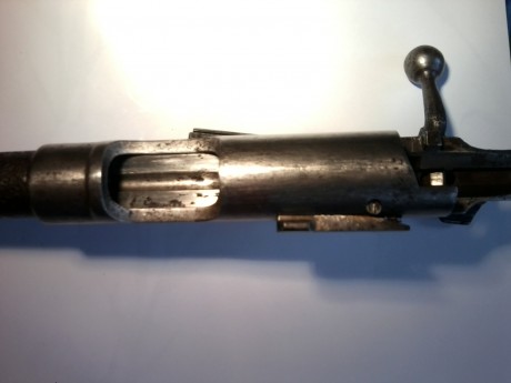 Es lo más parecido a un mauser, seguro de bandera de tres posiciones, monta al abrir, nuez, fiador y aguja 00