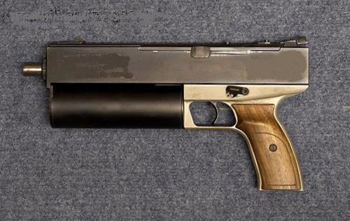 Solo se que es del calibre 9x19 parabellum.¿Pudiera tratarse de un "foto-montaje?
Saludos 00