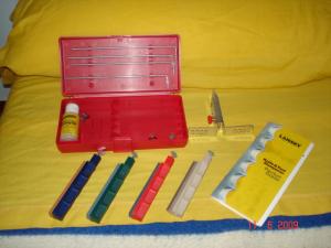 PRECISO Y EFICAZ SET DE AFILADO DE LANSKY CON PINZA DE FIJACION, GUIAS, ANGULADOR Y PIEDRAS PARA CUATRO 00
