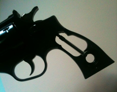 Hola buenas.
Estoy buscando unas cachas para mi revólver astra 357 Magnum. Si alguien sabe de alguna armería, 110