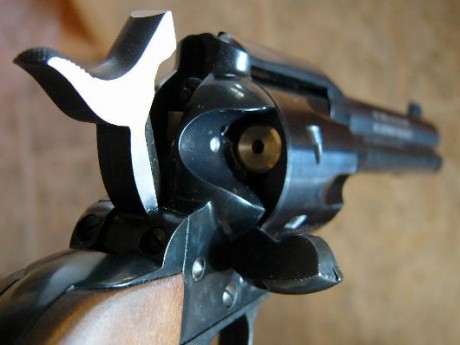 Hola,mirando la ampliación de foto de este revolver de Uberti se ve como la aguja no se retrae con el 110