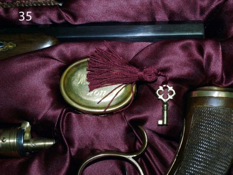 Este se encuentra en el museo de ejercito de toledo y fue propiedad de los duques de Montpensier. 30