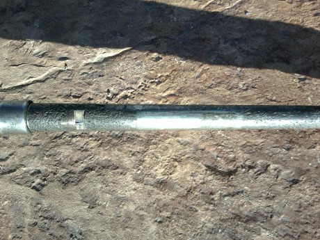 Es lo más parecido a un mauser, seguro de bandera de tres posiciones, monta al abrir, nuez, fiador y aguja 42