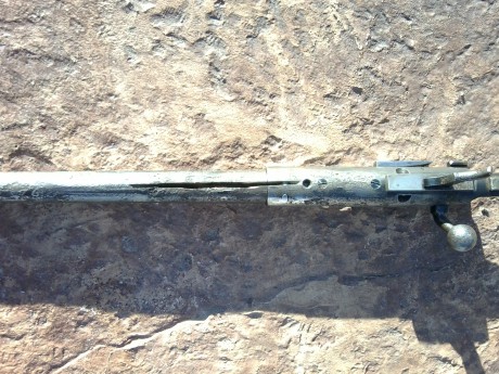 Es lo más parecido a un mauser, seguro de bandera de tres posiciones, monta al abrir, nuez, fiador y aguja 41
