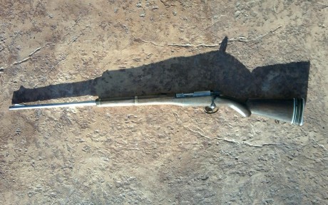Es lo más parecido a un mauser, seguro de bandera de tres posiciones, monta al abrir, nuez, fiador y aguja 40