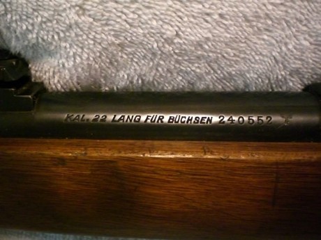 Es lo más parecido a un mauser, seguro de bandera de tres posiciones, monta al abrir, nuez, fiador y aguja 121