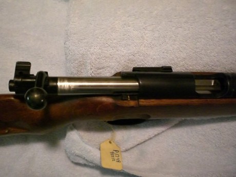 Es lo más parecido a un mauser, seguro de bandera de tres posiciones, monta al abrir, nuez, fiador y aguja 120