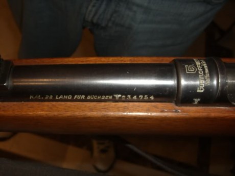Es lo más parecido a un mauser, seguro de bandera de tres posiciones, monta al abrir, nuez, fiador y aguja 132