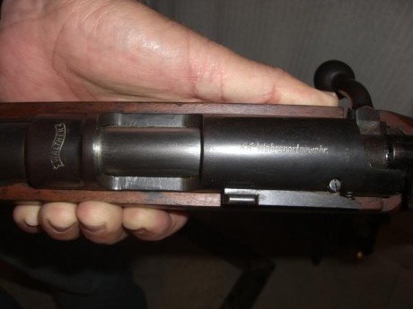 Es lo más parecido a un mauser, seguro de bandera de tres posiciones, monta al abrir, nuez, fiador y aguja 131
