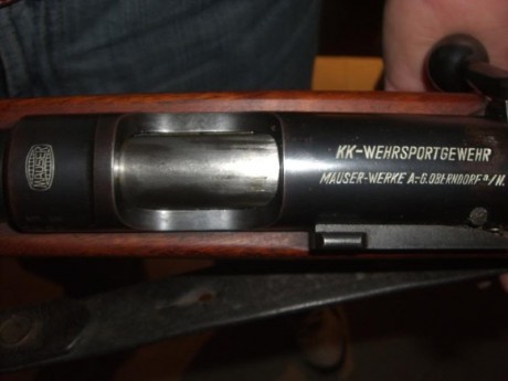 Es lo más parecido a un mauser, seguro de bandera de tres posiciones, monta al abrir, nuez, fiador y aguja 130