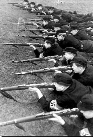 Es lo más parecido a un mauser, seguro de bandera de tres posiciones, monta al abrir, nuez, fiador y aguja 141