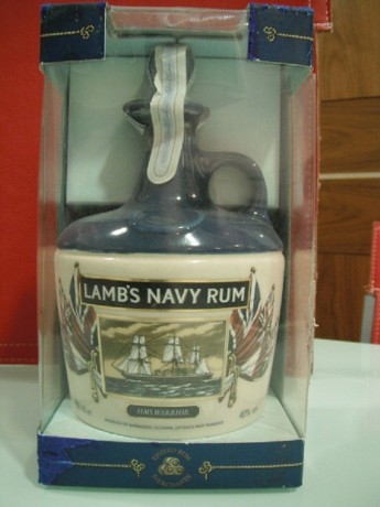 Ron Lamb’s Navy en botella de porcelana policromada con el dibujo del HMS Warrior. Antigua; en su envase 02
