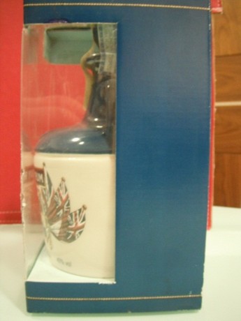 Ron Lamb’s Navy en botella de porcelana policromada con el dibujo del HMS Warrior. Antigua; en su envase 01