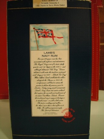 Ron Lamb’s Navy en botella de porcelana policromada con el dibujo del HMS Warrior. Antigua; en su envase 00