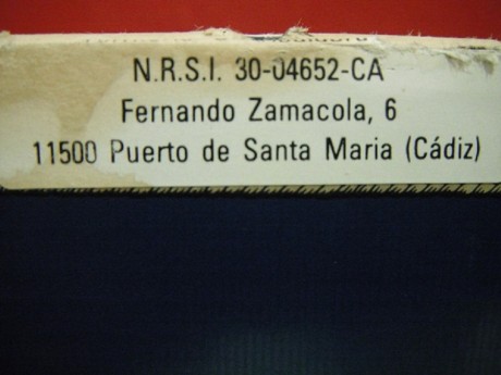 Ron Lamb’s Navy en botella de porcelana policromada con el dibujo del HMS Warrior. Antigua; en su envase 12
