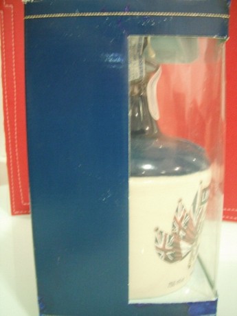 Ron Lamb’s Navy en botella de porcelana policromada con el dibujo del HMS Warrior. Antigua; en su envase 11