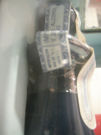 Ron Lamb’s Navy en botella de porcelana policromada con el dibujo del HMS Warrior. Antigua; en su envase 10