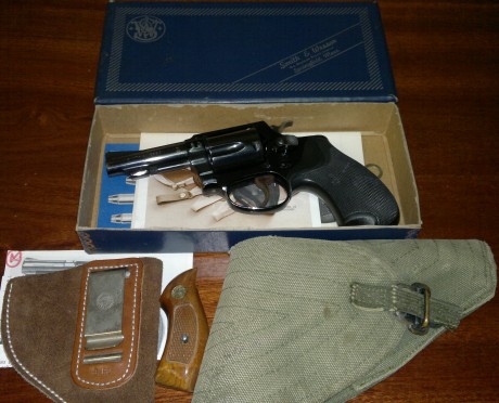 Buenas tardes:

Un amigo me pide que le ponga a la venta este revolver, es un Smith & Wesson,armazón 32