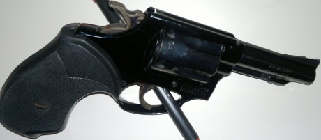 Buenas tardes:

Un amigo me pide que le ponga a la venta este revolver, es un Smith & Wesson,armazón 30