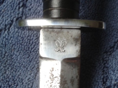 BUENAS A TODOS...!
Haber quien me puede ayudar a identificar esta daga de combate, solo tengo el escudo 01
