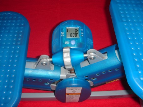 Aparato de gimnasia para fortalecer las extremedidades inferiores, marca Domyos, modelo ST-330 con consola 02