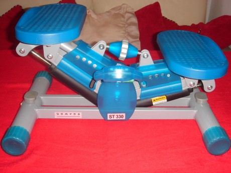 Aparato de gimnasia para fortalecer las extremedidades inferiores, marca Domyos, modelo ST-330 con consola 01